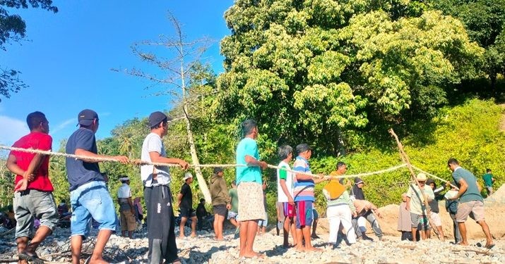 Masyarakat Desa Huangobotu, Kecamatan Kabila Bone, Bone Bolango saat memblokade jalan milik PT Rahmat Simpati Jaya. (Foto Putra/Gopos)