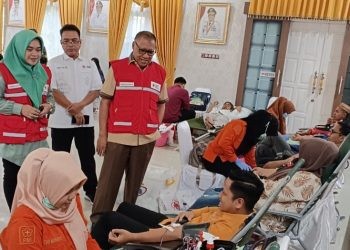 Ketua PMI Gorontalo Ishak Liputo saat memantau kegiatan donor darah sukarela di rumah dinas Wakil Gubernur Gorontalo, Kamis (12/9/2024).(Foto Sari Gopos)
