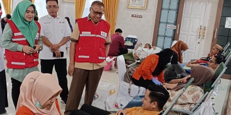Ketua PMI Gorontalo Ishak Liputo saat memantau kegiatan donor darah sukarela di rumah dinas Wakil Gubernur Gorontalo, Kamis (12/9/2024).(Foto Sari Gopos)