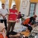 Ketua PMI Gorontalo Ishak Liputo saat memantau kegiatan donor darah sukarela di rumah dinas Wakil Gubernur Gorontalo, Kamis (12/9/2024).(Foto Sari Gopos)