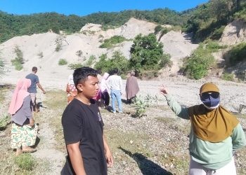 Lokasi galian C yang aksesnya diblokade warga setelah pihak perusahaan dinilai melanggar perjanjian.(Foto Putra Gopos)