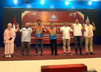 Pasangan calon Walikota dan Wakil Walikota Gorontalo usai mendeklarasikan kampanye damai di Hotel Damhil UNG, Selasa (24/9/2024). (Foto Rama/Gopos)