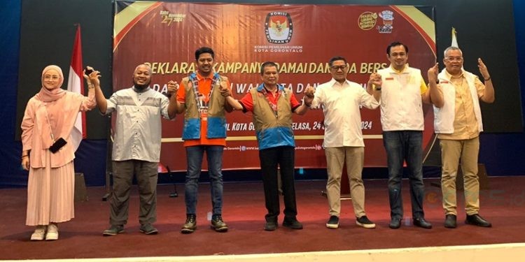Pasangan calon Walikota dan Wakil Walikota Gorontalo usai mendeklarasikan kampanye damai di Hotel Damhil UNG, Selasa (24/9/2024). (Foto Rama/Gopos)