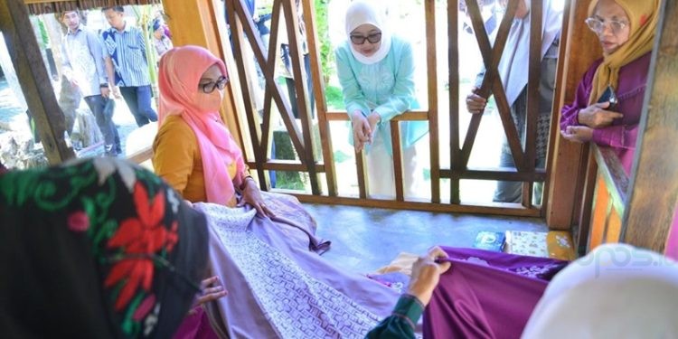Ketua Dekranasda Provinsi Gorontalo Djoewiati Kentjana Soebrata saat mengunjungi kelompok perajin karawo Nirwana di Desa Bubohu, Kabupaten Gorontalo, Kamis (5/9/2024). (Foto : Mila)