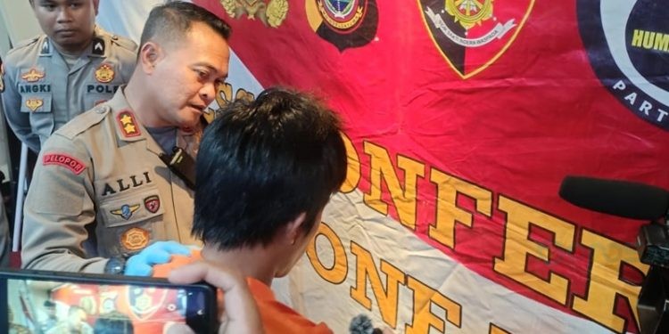 Tersangka FK alias Fiki (28) saat diinterogasi Kapolres Bone Bolango AKBP Muhammad Alli pada konferensi pers, Selasa (17/9/2024).(Foto Putra Gopos)