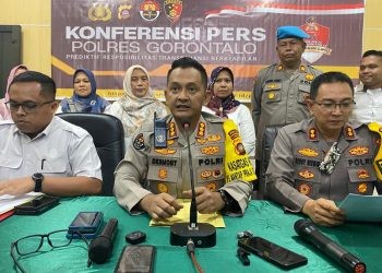 Konferensi pers kasus video syur yang melibatkan oknum guru dan siswi oleh Kabid Humas Polda Gorontalo Kombes Pol Desmont Harjendro AP didampingi Kapolres Gorontalo AKBP Deddy Herman, Rabu (25/9/2024).(Foto Abin Gopos)