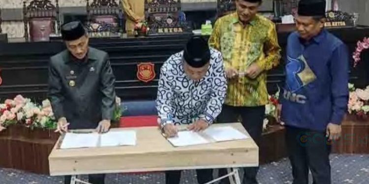 Bupati Gorontalo Nelson Pomalingo bersama Ketua DPRD Kabupaten Gorontalo menandatangani nota kesepakatan KUA-PPAS APBD Tahun 2025, Selasa (20/8/2024)