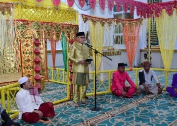 Bupati Pohuwato Saipul Mbuinga saat memberikan sambutan pada peringatan Maulid Nabi Muhammad SAW 1446 H di Masjid Agung Baiturrahim Pohuwato, Sabtu (15/9/2024) (Foto Yusup Gopos)