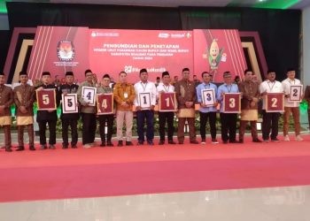 Lima pasangan cabup dan cawabup Boalemo resmi mendapatkan nomor urut pada pengundian yang diselenggarakan KPU Boalemo, Senin malam (23/9/2024). (Foto KPU)