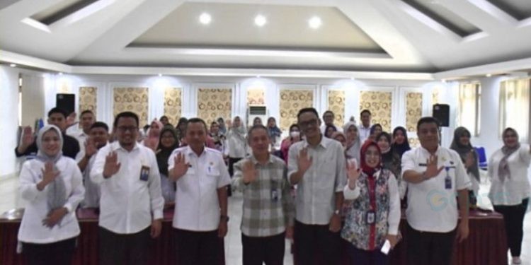Asisten I Kabupaten Gorontalo, Nawir Tondako saat membuka sosialisasi Program Bangga Kencana dan Percepatan Penurunan Stunting melalui Jalur Penerimaan Negara Bukan Pajak (PNBP).