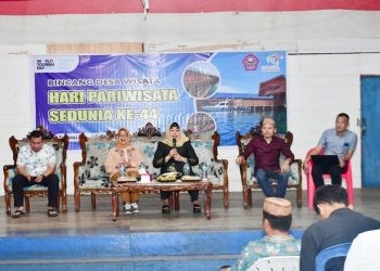 Plt Bupati Pohuwato, Suharsi Igirisa, memberikan sambutan bincang desa wisata di Pohuwato, berlangsung di aula Torosiaje, Kamis (26/9/2024). (Yusuf/Gopos)
