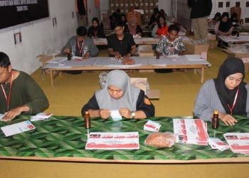 Bertempat di Aula Logistik, Komisi Pemilihan Umum Kabupaten Bone Bolango Memulai Pelaksanaan Sortir Lipat Surat Suara Pilkada Tahun 2024, Rabu 30-10-2024