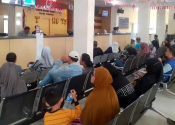 Sejumlah masyarakat terlihat memadati Samsat Kota Gorontalo, Kamis (31-10-2024). Nandar/Gopos.