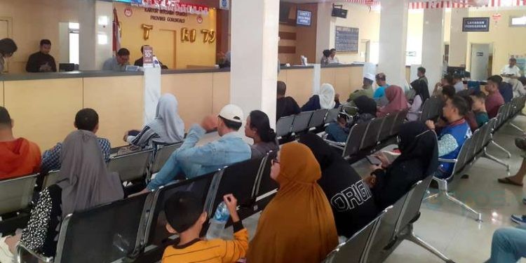 Sejumlah masyarakat terlihat memadati Samsat Kota Gorontalo, Kamis (31-10-2024). Nandar/Gopos.
