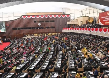 Sejumlah anggota DPR, DPD, dan MPR mengikuti pelantikan di Gedung Nusantara, Kompleks Parlemen, Senayan, Jakarta, Selasa (1/10/2024). Sebanyak 580 anggota DPR dan 152 anggota DPD dilantik dan diambil sumpah jabatannya untuk masa bakti 2024-2029. (ANTARA FOTO/Dhemas Reviyanto)