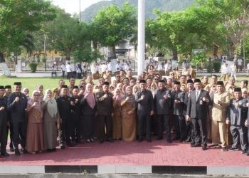 Pj Gubernur Gorontalo Rudy Salahuddin bersama pimpinan OPD dan ASN lingkup Pemprov Gorontalo usai upacara Peringatan Hari Kesaktian Pancasila yang dirangkaikan dengan Deklarasi Netralitas ASN dalam Pelaksanaan Pilkada serentak 2024, Selasa (1/10/2024).(Foto Valen)