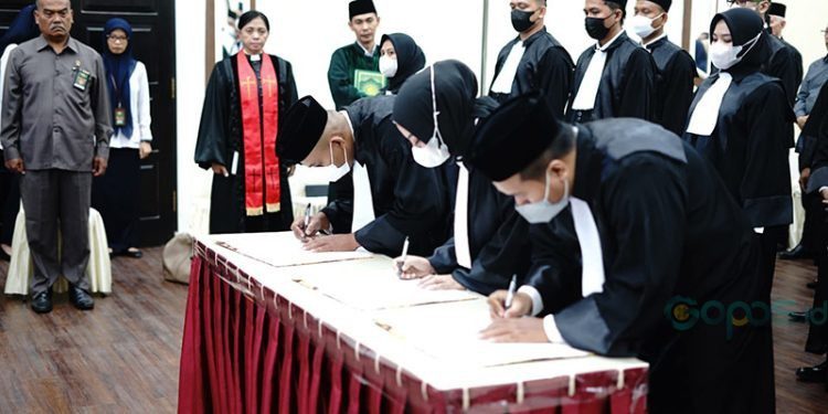 Dua anggota PPKHI DPD provinsi Gorontalo setelah diambil sumpah advokat oleh ketua pengadilan tinggi Gorontalo, SeninĀ (21/10/2024).