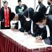 Dua anggota PPKHI DPD provinsi Gorontalo setelah diambil sumpah advokat oleh ketua pengadilan tinggi Gorontalo, Senin (21/10/2024).