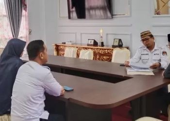 Proses penyerahan berkas Aleg PAW oleh KPU Gorut kepada DPRD Gorut.(Foto KPU)