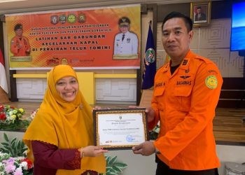 Penyerahan penghargaan oleh Basarnas RI kepada Fakultas Kedokteran UNG. (Foto: UNG)