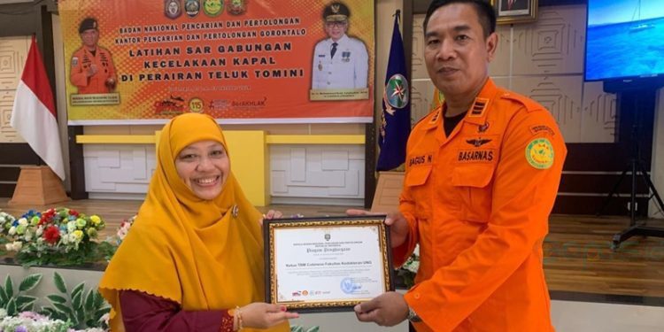 Penyerahan penghargaan oleh Basarnas RI kepada Fakultas Kedokteran UNG. (Foto: UNG)