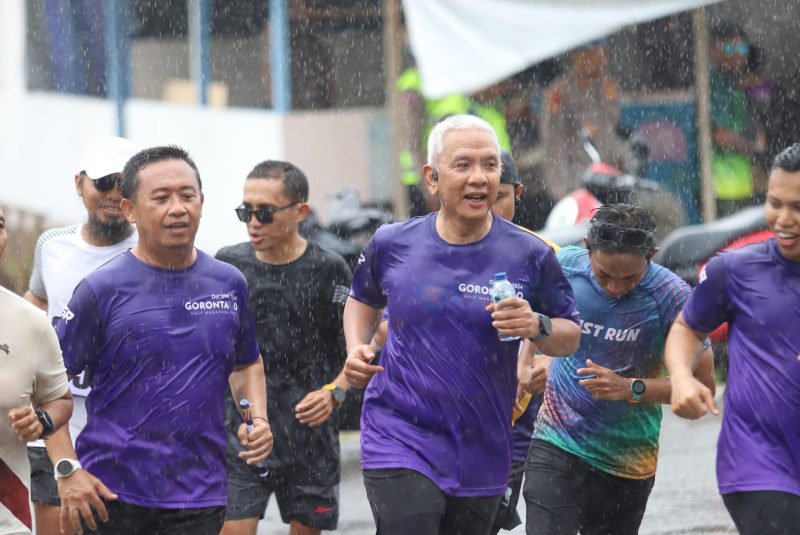 Penjabat Gubernur Gorontalo, Rudy Salahuddin bersana para runners saat sedang berlari hingga titik finish pada Kejuaraan Bonebol Perintis Ten’K , Minggu (20/10/2024). (F.Adit/Prokopim)