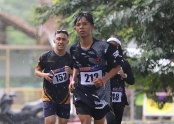 Para runners saat sedang berlari hingga titik finish pada Kejuaraan Bonebol Perintis Ten’K, Minggu (20/10/2024). (F.Adit/Prokopim)