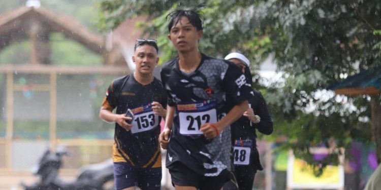 Para runners saat sedang berlari hingga titik finish pada Kejuaraan Bonebol Perintis Ten’K, Minggu (20/10/2024). (F.Adit/Prokopim)