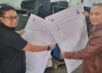 Ketua KPU Provinsi Gorontalo, Sophian Rahmola (kanan) bersama Ketua Bawaslu Provinsi Gorontalo,Idris Usuli, meninjau pencetakan formulir yang akan digunakan pada Pilgub Gorontalo
