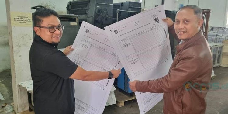 Ketua KPU Provinsi Gorontalo, Sophian Rahmola (kanan) bersama Ketua Bawaslu Provinsi Gorontalo,Idris Usuli, meninjau pencetakan formulir yang akan digunakan pada Pilgub Gorontalo