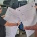 Ketua KPU Provinsi Gorontalo, Sophian Rahmola (kanan) bersama Ketua Bawaslu Provinsi Gorontalo,Idris Usuli, meninjau pencetakan formulir yang akan digunakan pada Pilgub Gorontalo