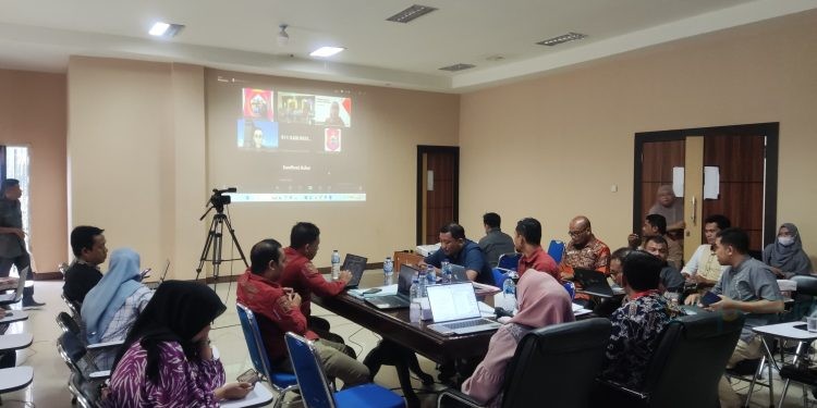 Pemerintah Kabupaten Bone Bolango saat menjalani Wawancara Evaluasi Penilaian SPBE tahun 2024 yang dilaksakan oleh Kementerian Pendayagunaan Aparatur Negara dan Reformasi Birokrasi (KemenPAN-RB) secara virtual di Ruang Restorasi Kantor Bupati Bone Bolango, Jumat (18/10/2024). (Foto Sigit/Diskominfo)