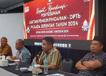 Ketua KPU Provinsi Gorontalo Sophian Rahmola bersama Anggota KPU Provinsi Gorontalo, Risan Pakaya dan Roy Hamrain Membuka Kegiatan Rapat Koordinasi Penyusunan Daftar Pemilih Pindahan (DPTb) Pilkada Serentak Tahun 2024 bertempat di Oceana Rasto & Resort, Selasa (8/10/2024). 