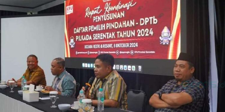 Ketua KPU Provinsi Gorontalo Sophian Rahmola bersama Anggota KPU Provinsi Gorontalo, Risan Pakaya dan Roy Hamrain Membuka Kegiatan Rapat Koordinasi Penyusunan Daftar Pemilih Pindahan (DPTb) Pilkada Serentak Tahun 2024 bertempat di Oceana Rasto & Resort, Selasa (8/10/2024). 