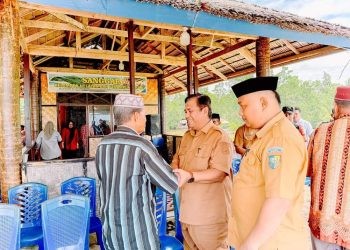 Pemkab Bolmut Serahkan Bantuan 10 Unit Perahu Fiber