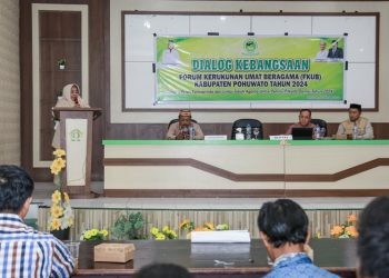 Plt Bupati Pohuwato, Suharsi Igirisa, memberikan sambutan dialog kebangsaan FKUB Kabupaten Pohuwato, berlangsung di aula Kemenag, Kamis (24/10/2024) (F Iwan Karim)