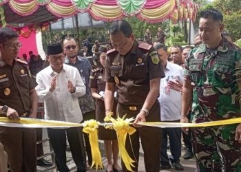 Kepala Kejaksaan Tinggi Gorontalo, I Dewa Gede Wirajana saat menggunting pita tanda peresmian Klinik Pratama Adhyaksa Kabupaten Gorontalo. (Foto: Abin/Gopos)