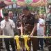 Kepala Kejaksaan Tinggi Gorontalo, I Dewa Gede Wirajana saat menggunting pita tanda peresmian Klinik Pratama Adhyaksa Kabupaten Gorontalo. (Foto: Abin/Gopos)