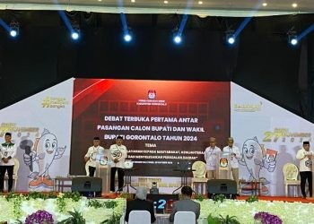 Pasangan calon bupati dan wakil bupati Gorontalo saat debat putaran pertama, rabu (30/10/24). (Foto: Abin/Gopos)