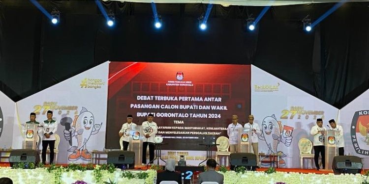 Pasangan calon bupati dan wakil bupati Gorontalo saat debat putaran pertama, rabu (30/10/24). (Foto: Abin/Gopos)