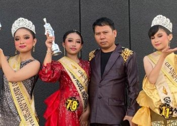 Tiga model MM Karawo bersama owner MM Karawo, Eno Makulase, berpose bersama usai meraih prestasi pada Grand Final Model Indonesia 2024