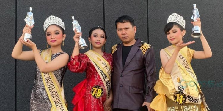 Tiga model MM Karawo bersama owner MM Karawo, Eno Makulase, berpose bersama usai meraih prestasi pada Grand Final Model Indonesia 2024