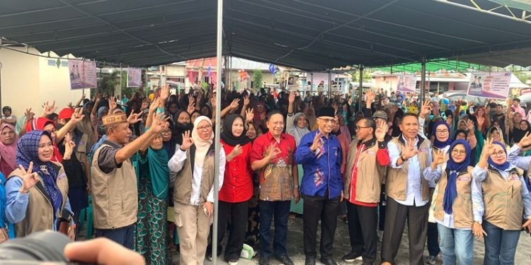 Pasangan calon Gubernur Gorontalo dan Wakil Gubernur Gorontalo nomor urut 3 Hamzah Isa-Abdurachman Abubakar Bachmid (HIBAH) saat kampanye dialogis di Desa Permata, Kecamatan Tilongkabila, Bone Bolango, Senin (21/10/2024).