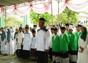 Para santri di Bone Bolango saat mengikuti puncak Peringatan Hari Santri Nasional 2024 yang dipusatkan di Halaman MI An-Nahda Botupingge, Selasa (22/10/2024). (Foto Onal/Prokopim)