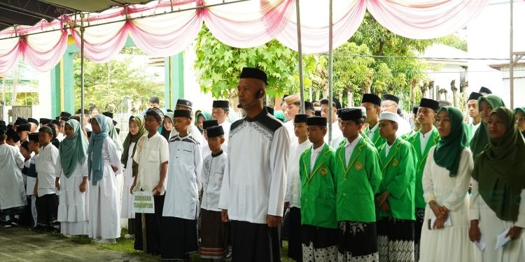 Para santri di Bone Bolango saat mengikuti puncak Peringatan Hari Santri Nasional 2024 yang dipusatkan di Halaman MI An-Nahda Botupingge, Selasa (22/10/2024). (Foto Onal/Prokopim)