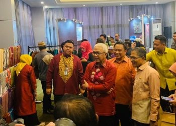 Pj Gubernur Gorontalo, Rudy Salahudin, bersama Pj Wali Kota Gorontalo, Ismail Madjid, dan Kepala Perwakilan Bank Indonesia Provinsi Gorontalo, Dian Nugraha, menyaksikan pameran aneka produk kerajinan UMKM pada HACF 2024