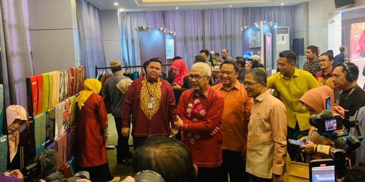 Pj Gubernur Gorontalo, Rudy Salahudin, bersama Pj Wali Kota Gorontalo, Ismail Madjid, dan Kepala Perwakilan Bank Indonesia Provinsi Gorontalo, Dian Nugraha, menyaksikan pameran aneka produk kerajinan UMKM pada HACF 2024