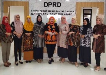 Sekretariat DPRD Bone Bolango kompak menggunakan Batik di Hari Batik Nasional, Rabu (2-10-2024).