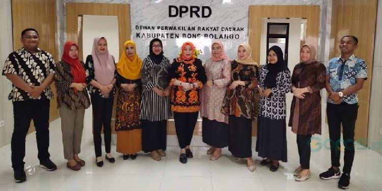 Sekretariat DPRD Bone Bolango kompak menggunakan Batik di Hari Batik Nasional, Rabu (2-10-2024).