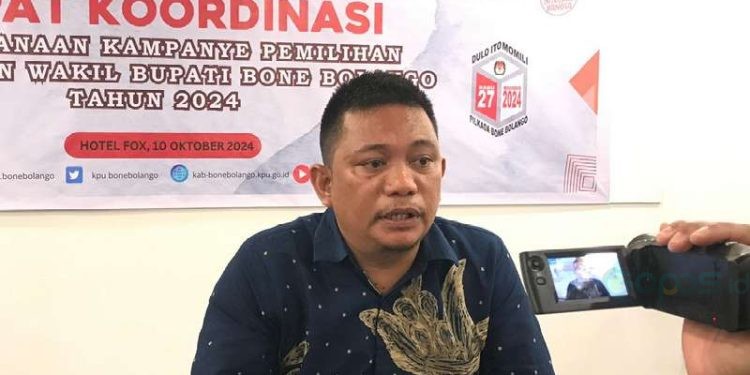 Foto Anggota KPU Bonbol, Idris Djou saat diwawancarai di Hotel Fox (Kamis/10/10/2024) Rama/Gopos